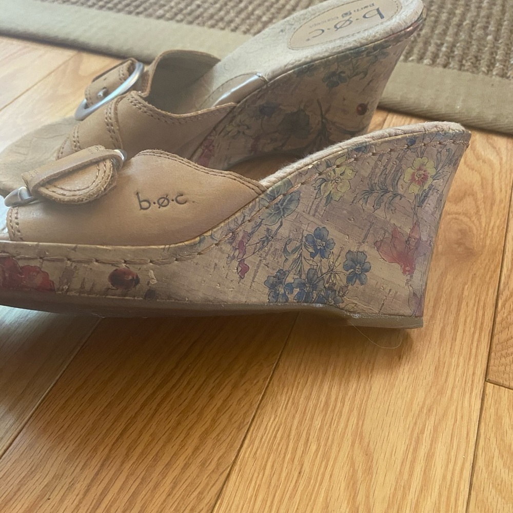 B.o.c. (Born) woman’s wedge slip on sandal. - Picture 3 of 4